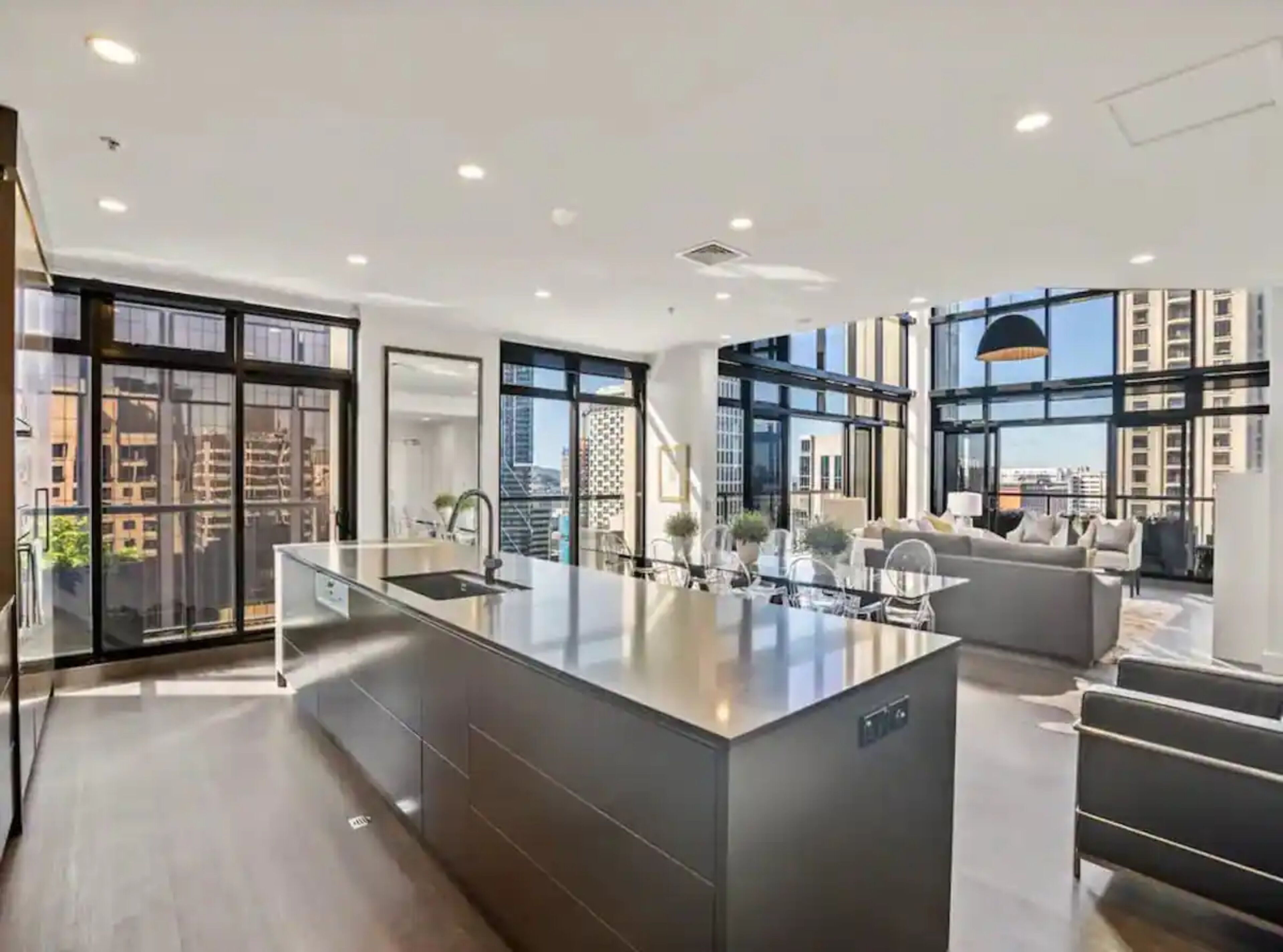 Appartement | Privékeuken | Een koelkast, een magnetron, een kookplaat, kookgerei, borden en bestek