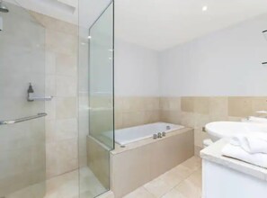 Apartment | Badezimmer | Dusche, Designer-Toilettenartikel, Haartrockner, Handtücher