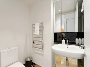 Apartamento | Baño | Ducha, artículos de higiene personal de diseño y secador de pelo