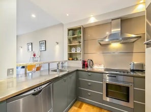 Apartment | Dapur peribadi | Peti sejuk, ketuhar gelombang mikro, dapur, cerek elektrik