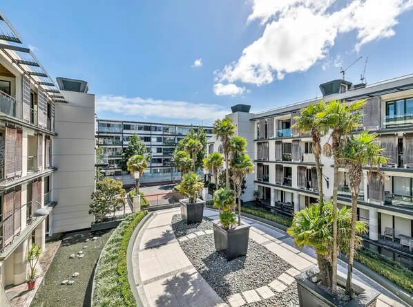 Exterior - Enormous CBD 1BR Unit w/ Parking by Zodiak Stays (Auckland)