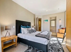 Apartment | 1 bedroom, individually decorated, individually furnished, desk - Enormous CBD 1BR Unit w/ Parking by Zodiak Stays (Auckland)