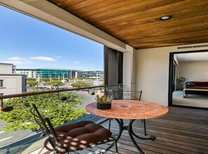 Terrace/patio - Enormous CBD 1BR Unit w/ Parking by Zodiak Stays (Auckland)