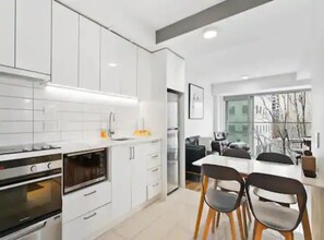 Apartment | Private kitchen - Central Modern Apt. w/ Working Space Zodiak Stays (Auckland)