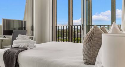Luxury 2BR Apt in CBD – Pool, Gym, Prime Spot