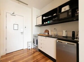 Private kitchen - Spacious One Bedroom With Pool And Gym! (Auckland)