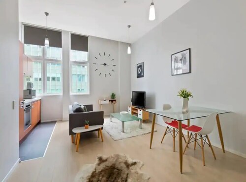 Lively and Stunning Central Apt by Zodiak Stays