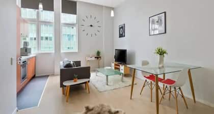 Lively and Stunning Central Apt by Zodiak Stays