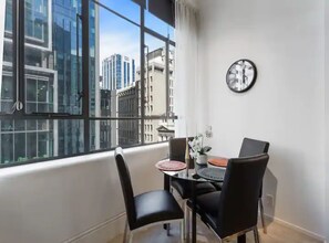 City view - Cosy & Comfy studio on Queen St. by Zodiak Stays (Auckland)