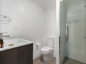 Leilighet | Bad | Dusj, designertoalettartikler, hårføner og håndklær