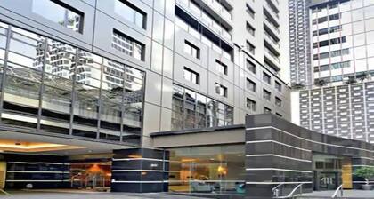 Chic Central Apt with Gym and Pool by Zodiak Stays