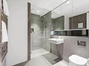 Apartment | Bathroom - Sleek Modern Studio with Balcony by Zodiak Stays (Auckland)