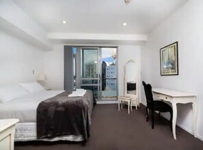 1 bedroom, individually decorated, individually furnished - Spacious Home with Balcony+Parking Zodiak Stays (Auckland)