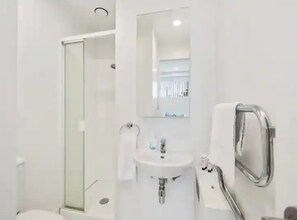 Căn hộ | Phòng tắm | Buồng tắm vòi sen, máy sấy tóc, khăn tắm 