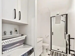 Appartement | Salle de bain | Douche, séchoir à cheveux, serviettes fournies