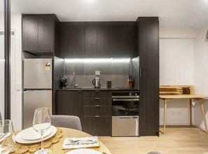 Apartment | Private kitchen | Fridge, microwave, oven, stovetop - Condo in Queen St CBD w Pool and Gym Zodiak Stays (Auckland)
