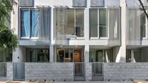 Een modern gebouw met meerdere verdiepingen, grote ramen en balkons.