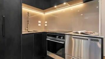 Apartamento | Cozinha privada | Geladeira, micro-ondas, fogão, cooktop