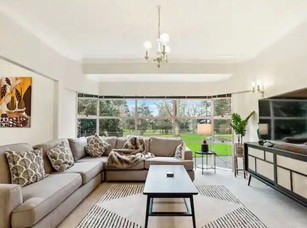 Living area - Stunning 4 Bedroom Home In Tranquil Rural Karaka (Karaka)