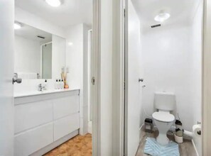 Apartment | Badezimmer | Dusche, Haartrockner, Handtücher