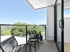 Terrace/patio - Stunning Modern 2BR -Perfect Location Zodiak Stays (Auckland)
