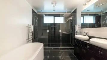 Căn hộ | Phòng tắm | Buồng tắm vòi sen, đồ dùng nhà tắm được thiết kế riêng, máy sấy tóc