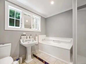 Apartamento | Banheiro | Chuveiro, secador de cabelo, toalhas de banho 