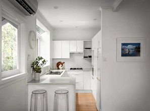 Departamento | Cocina privada | Refrigerador, microondas, horno y parrilla de estufa 