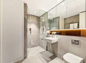 Appartement | Salle de bain | Douche, séchoir à cheveux, serviettes fournies