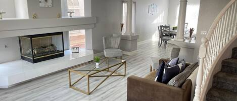 テレビ、暖炉、書庫、書斎 / ワークスペース