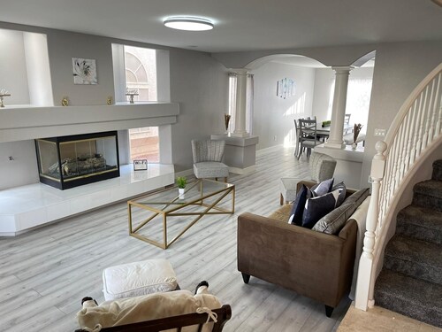Large modern home, perfect for large groups. Minutes from the strip.