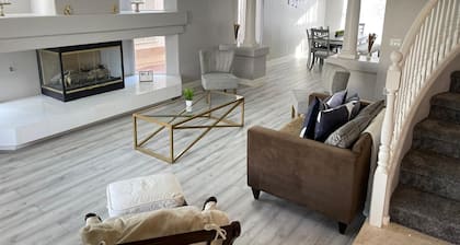 Large modern home, perfect for large groups. Minutes from the strip.