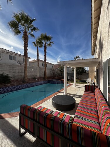 Large modern home, perfect for large groups. Minutes from the strip.