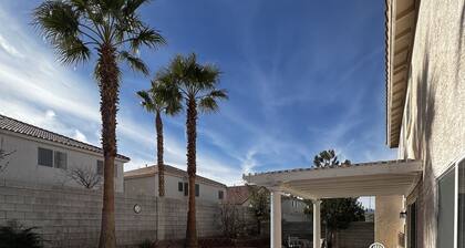 Large modern home, perfect for large groups. Minutes from the strip.