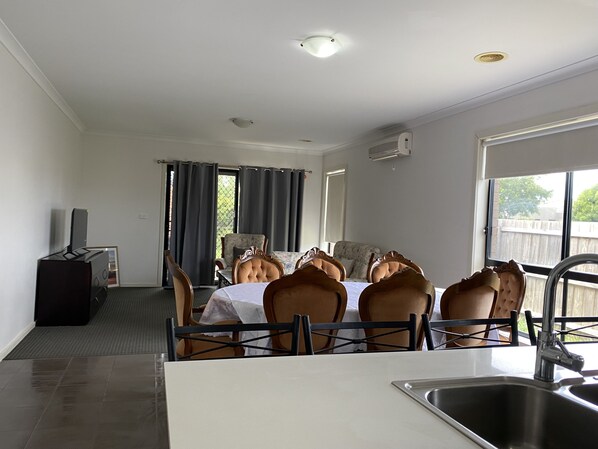 Dining - Whole house with 4 Queen Beds-Cozy Tranquil House - Close to Melbourne Airport (Kurunjang)