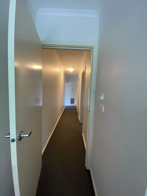 Interior - Whole house with 4 Queen Beds-Cozy Tranquil House - Close to Melbourne Airport (Kurunjang)