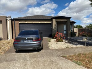 Property grounds - Whole house with 4 Queen Beds-Cozy Tranquil House - Close to Melbourne Airport (Kurunjang)
