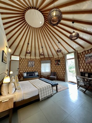 Tabla de planchar con plancha y ropa de cama