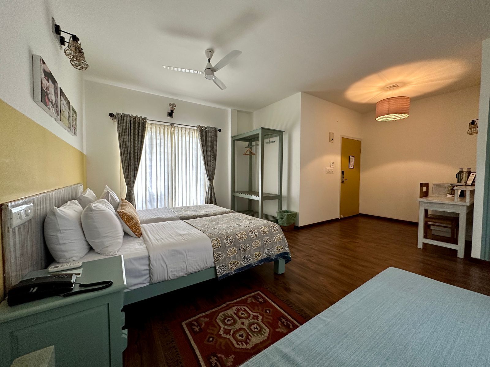 Iron/ironing board, bed sheets