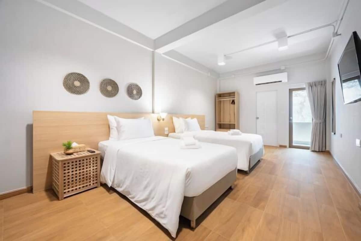 Minibar, WiFi (free), bed sheets