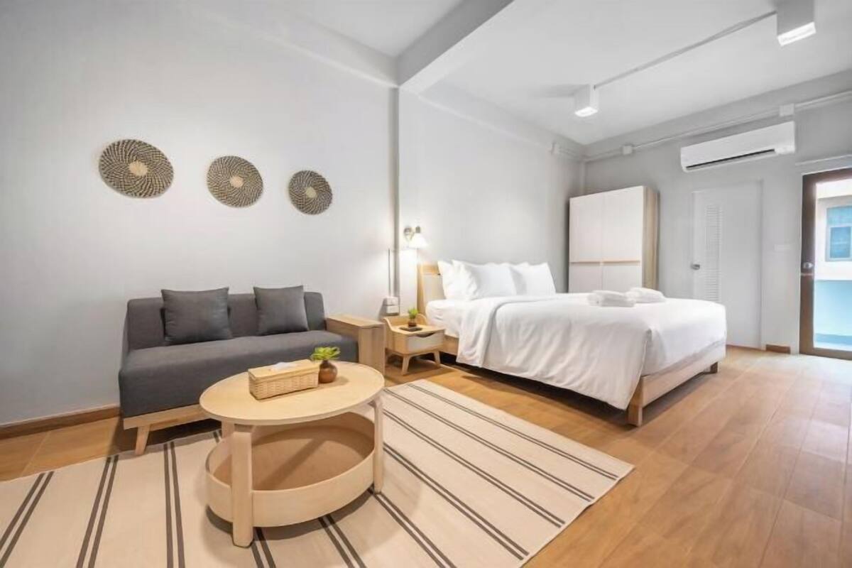 Minibar, WiFi (free), bed sheets