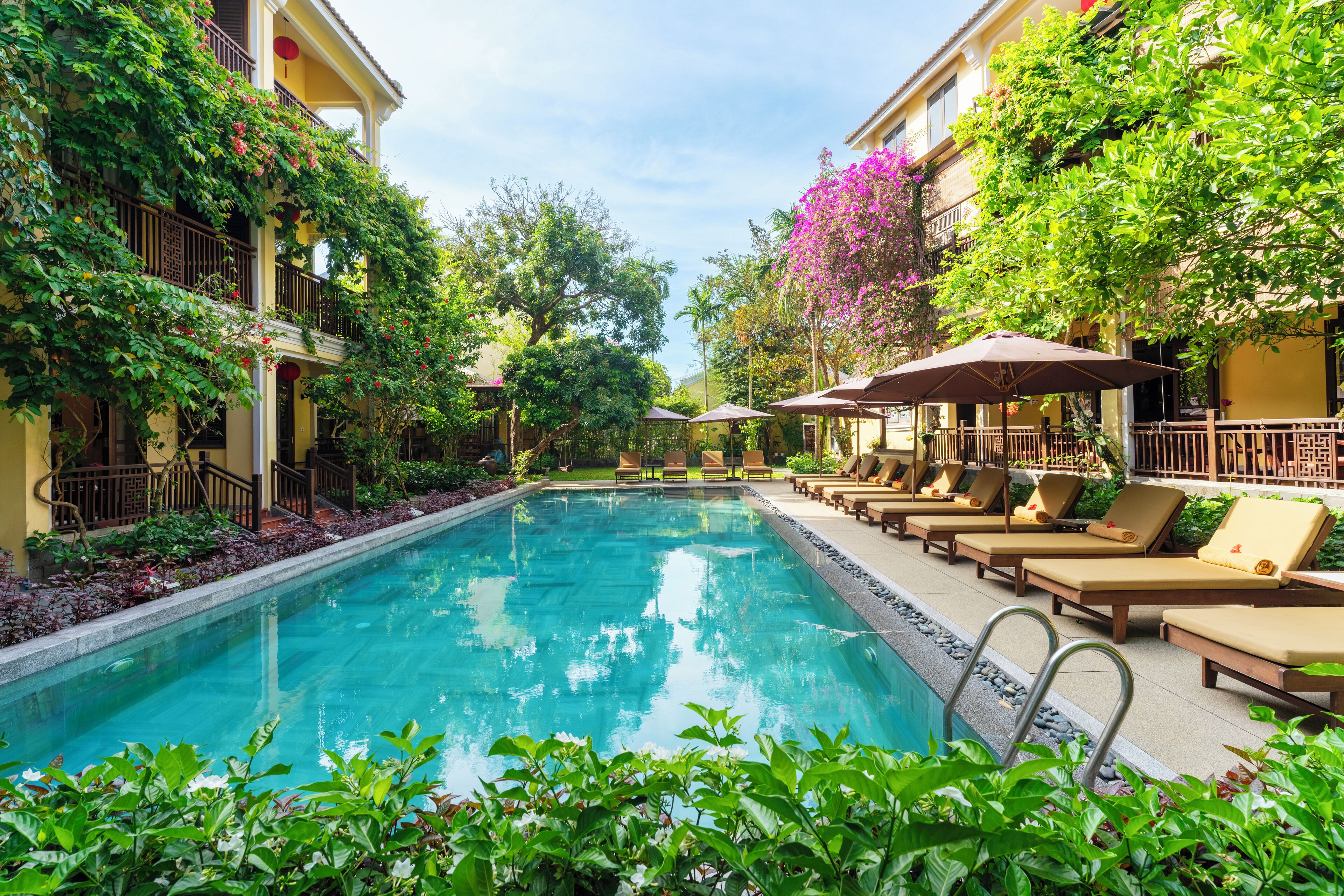 2 室外游泳池，07:00 至 19:00 开放，池畔遮阳伞，日光浴躺椅