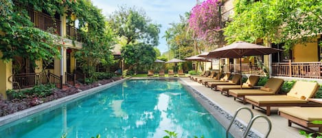 2 utomhuspooler, öppet 07.00 till 19.00, parasoller och solstolar