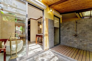 Ahoy Suite Pool View with Private Outdoor Shower | Bathroom | Free toiletries, hair dryer, bathrobes, slippers - Ahoy Hoi An Boutique Resort & Spa (Da Nang)