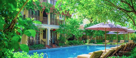 2 つの屋外プール、営業時間 7:00 ~ 19:00、プール パラソル、サンラウンジャー