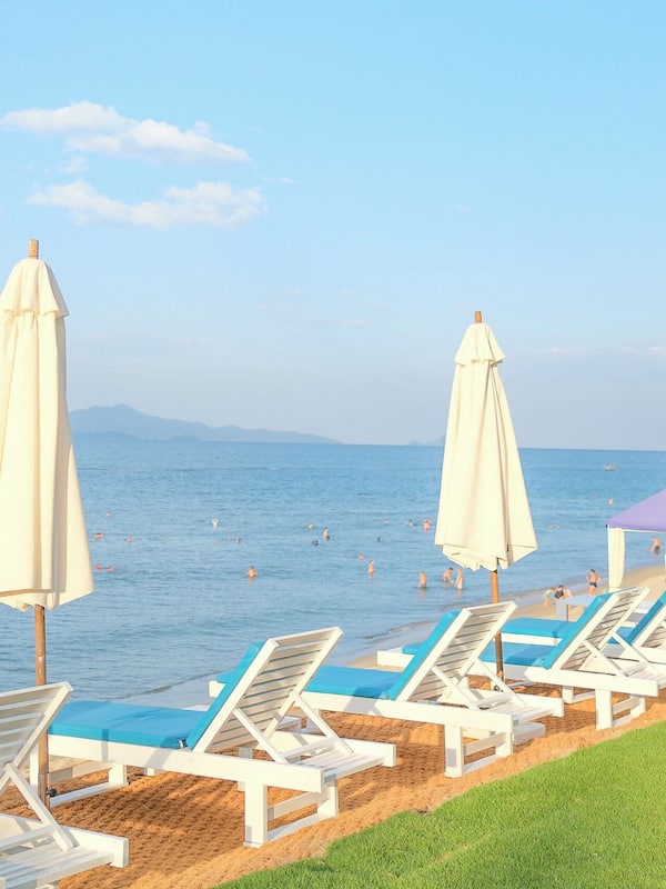 Private beach nearby, white sand, free beach shuttle, sun-loungers
