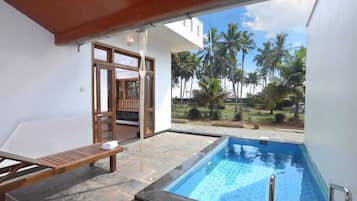4 outdoor pools