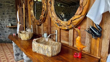 Deluxe-Bungalow | Badezimmer | Dusche, Regendusche, Designer-Toilettenartikel, Haartrockner