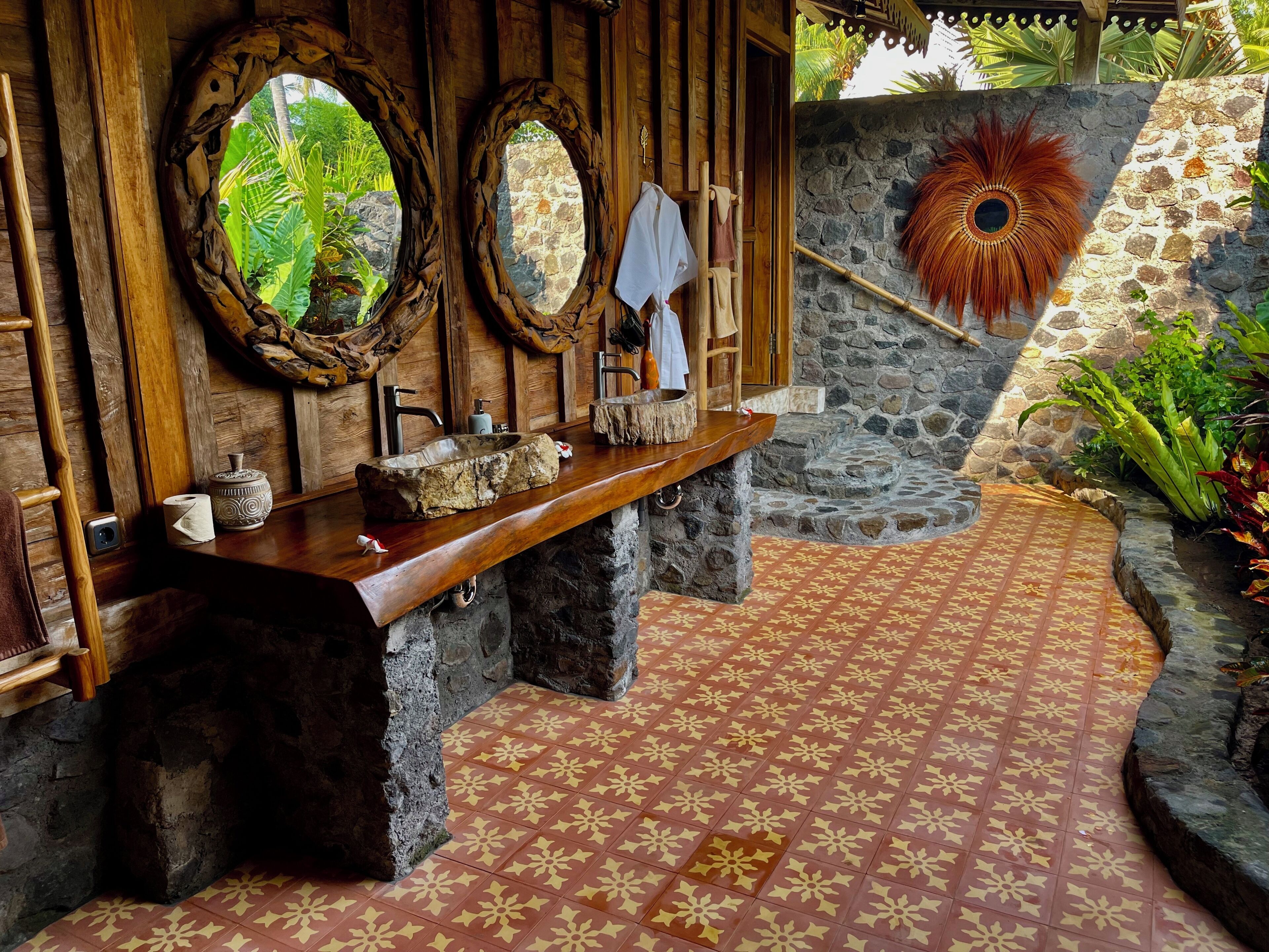Deluxe Bungalow | Bathroom | Shower, rainfall showerhead, designer toiletries, hair dryer