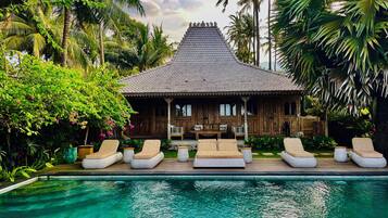 Royal Villa | Terrace/patio